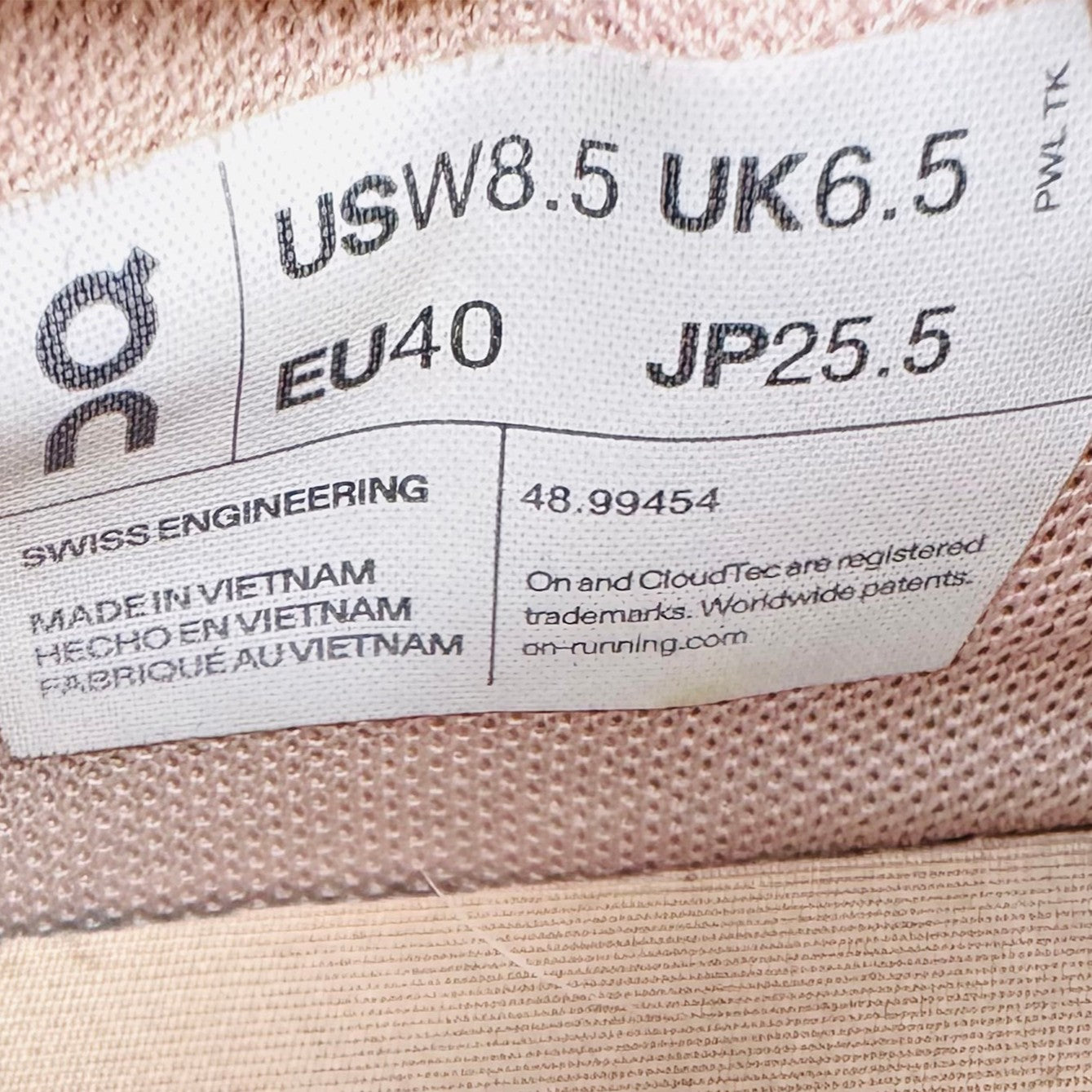 On Running THE ROGER Advantage Sneakers (Size 40) - 48.99454