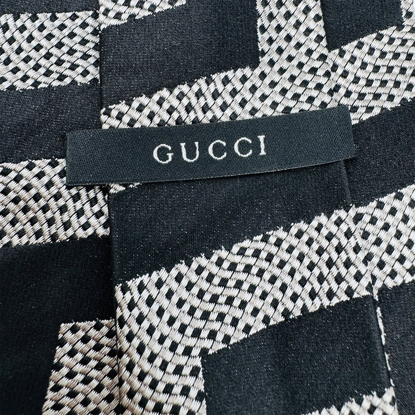 Gucci White 'Zigzag Chevron Pattern' Tie (Size Regular)