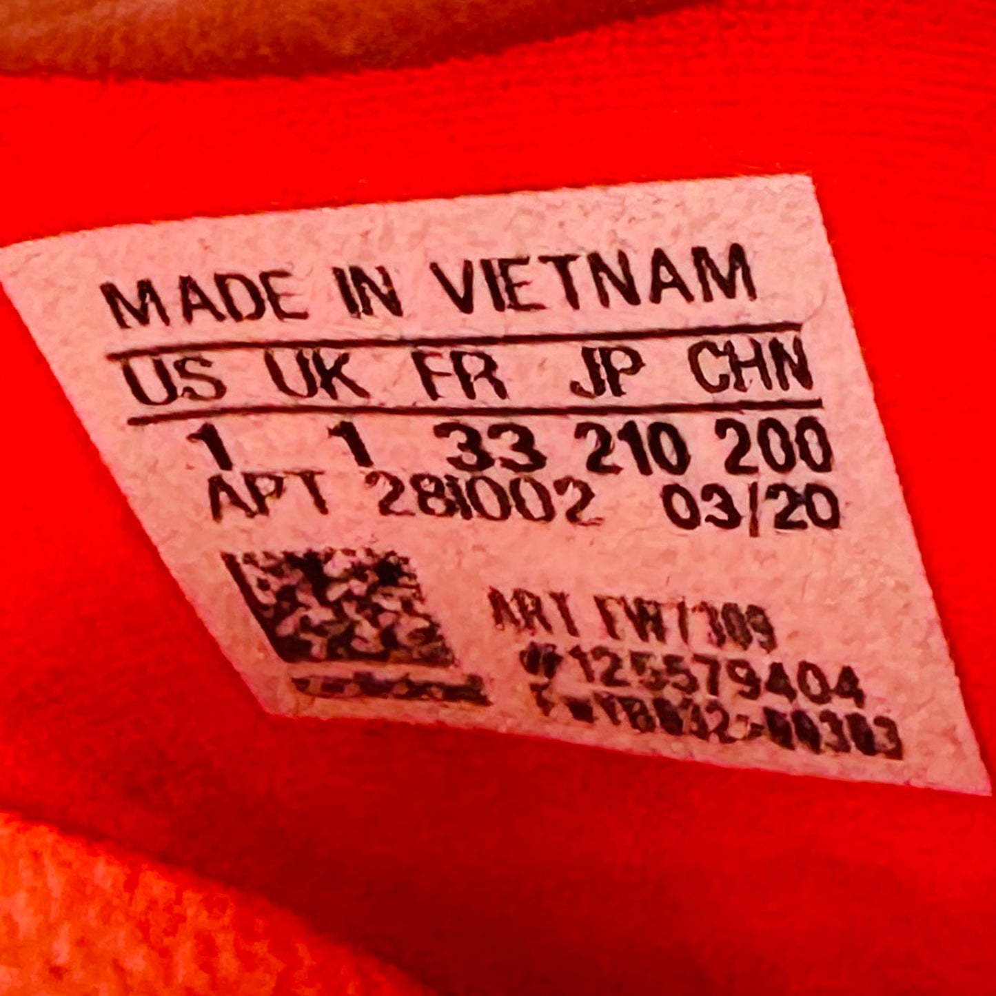 Label indicating 'Made in Vietnam' and details with code FW7309 on a red background