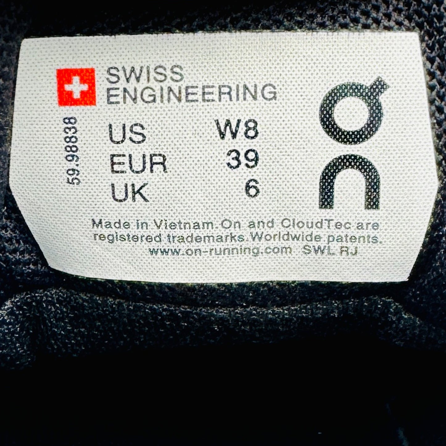 On Running Cloud 5 Waterproof Shoes (Size 39) - 59.98838