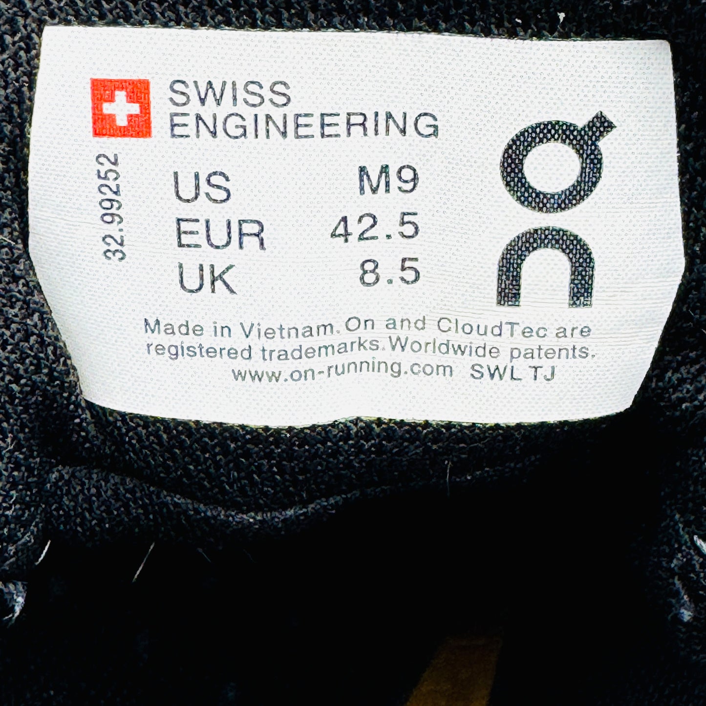 On Running Men's Cloudventure Shoes (Size 42.5) - 32.99252