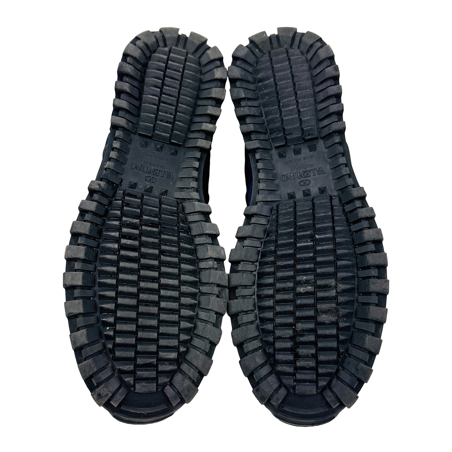 Outsole Image of Valentino Men's Garanvani Rockstud Shoes (Size 42/42.5) TQ952Y2