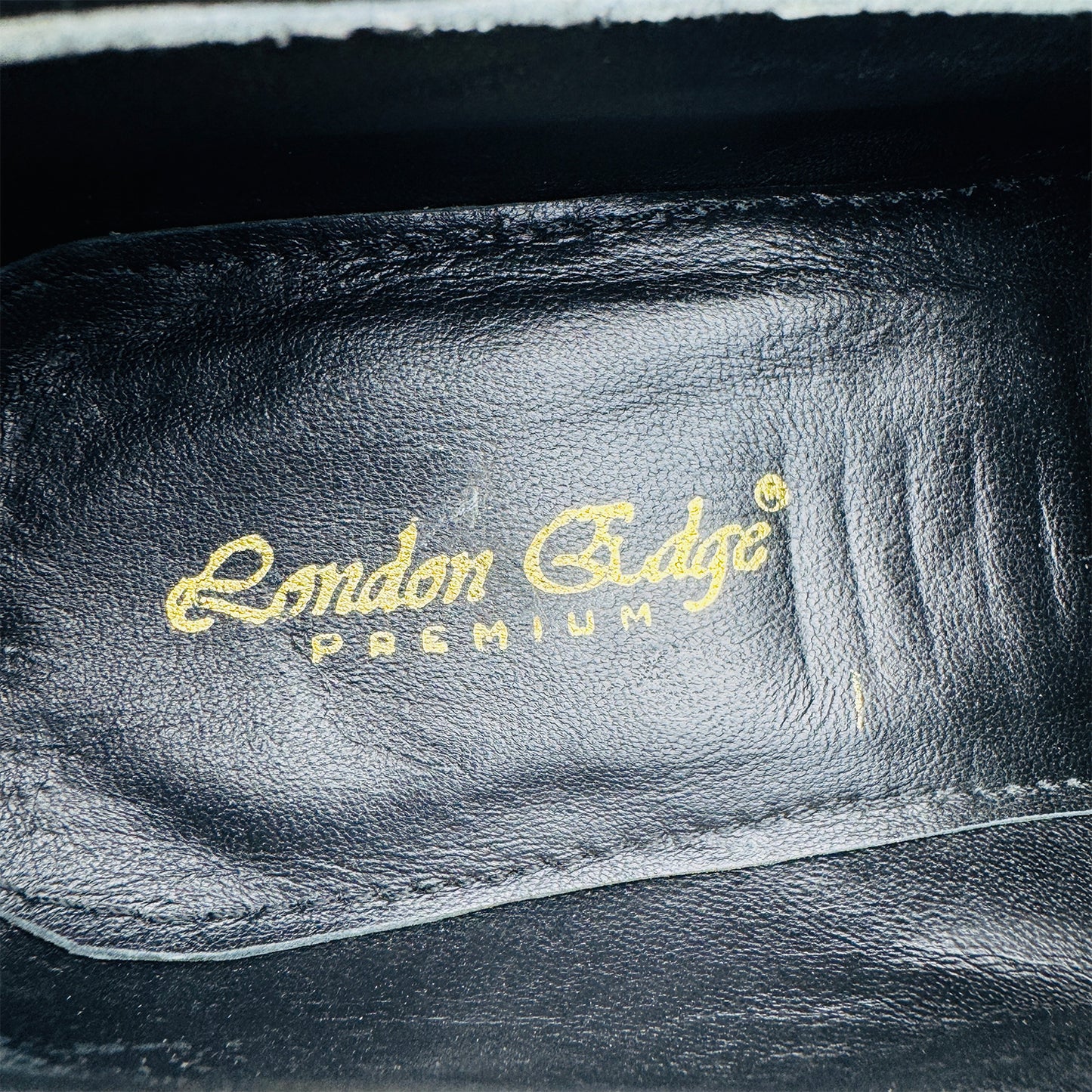 London Edge Velvet Embroidered Loafer Shoes (Size 40.5/41)
