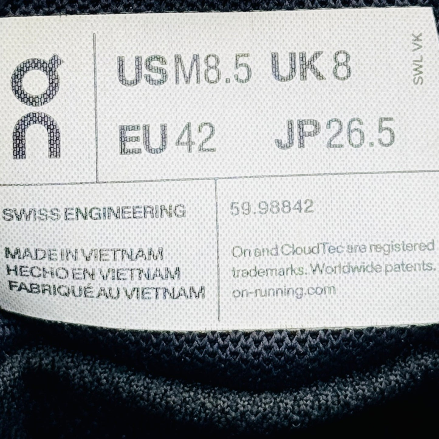 On Cloud 5 Waterproof Shoes (Size 42) - 59.98842