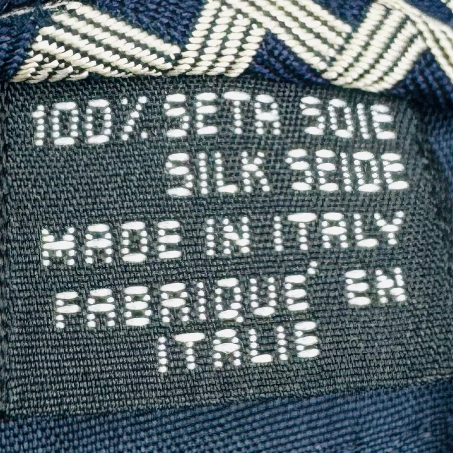 Giorgio Armani Navy 'Beige Zig-Zag Pattern' Silk Tie (Size Regular)