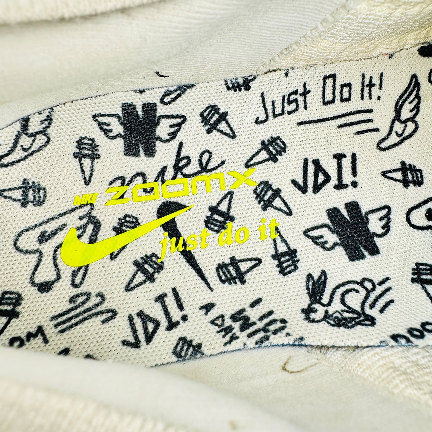 Nike ZoomX Invincible Run Flyknit 3 Shoes (Size 41) - NFZ4018-100