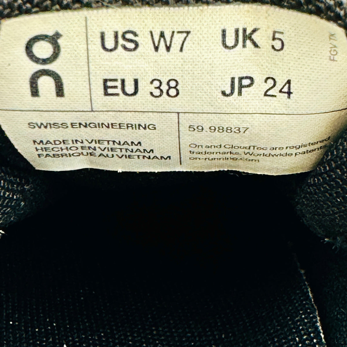 On Running Cloud 5 Waterproof Shoes (Size 38) - 59.98837