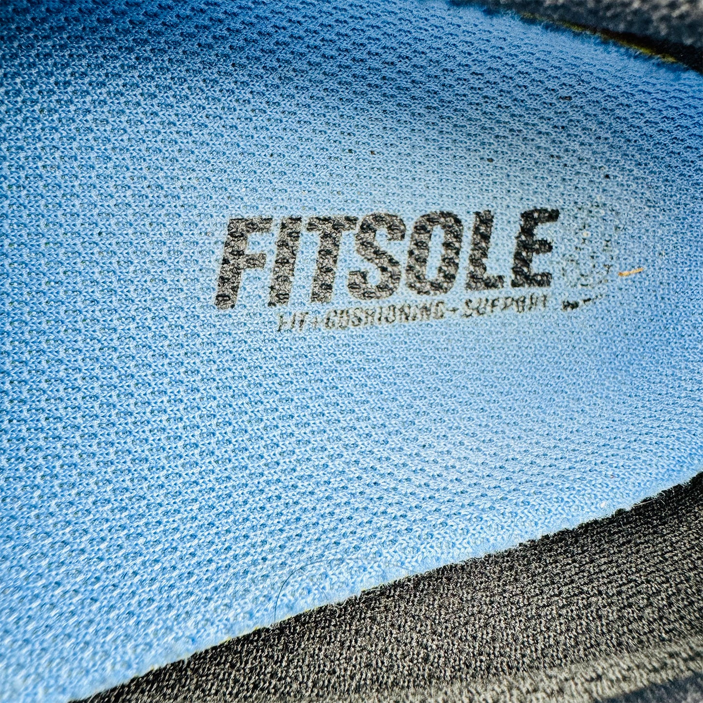 ON Cloud 5 Waterproof Black Shoes (Size 41) - 59.98842