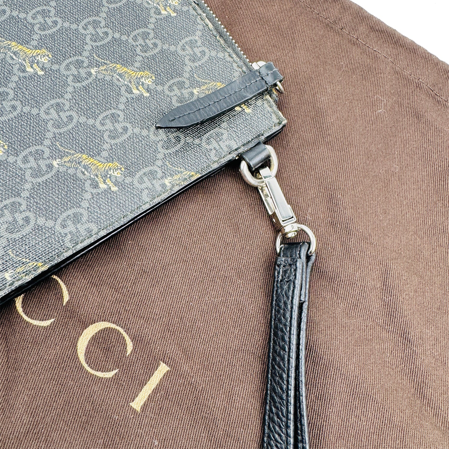 Gucci GG Supreme Tiger Print Zippered Clutch Bag - 575136